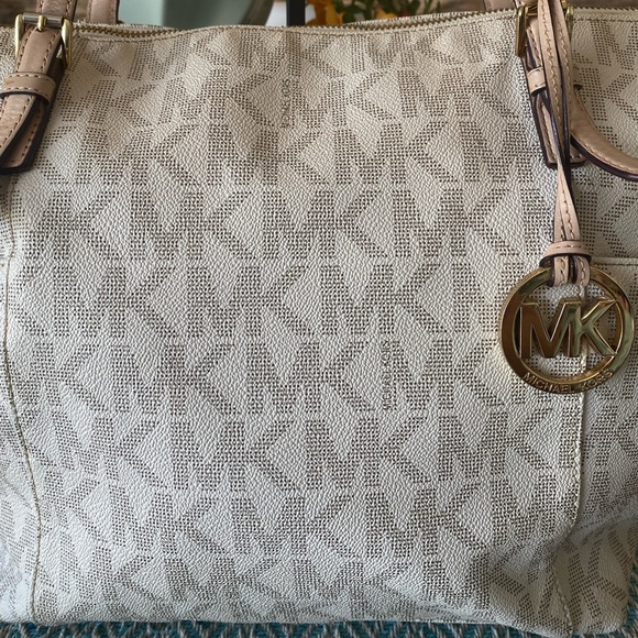 Michael Kors Signature Tote & Wallet Set(White) w/Gold Hardware - Picture 2 of 11
